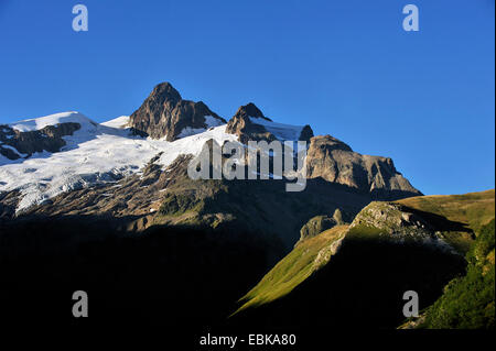 Summerly vue panoramique à l'Aiguille des Glaciers Aiguille des Glaciers (3 816 m) recouverte de glaciers et de vestiges de neige, France, Savoie Banque D'Images