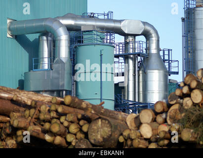 Centrale à biomasse et tas de bois Banque D'Images