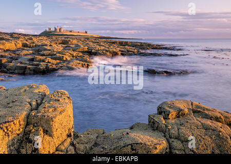Château de Dunstanburgh de 'Turner's View' sur la côte de Northumbrie près du village de Craster, Northumberland, Angleterre Banque D'Images
