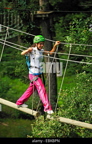 Jeune femme dans une escalade de rocher, France, Savoie Banque D'Images