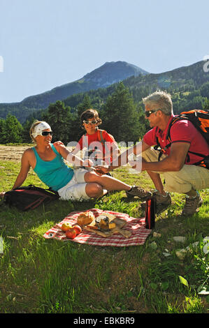 Un pique-nique en famille, France, Savoie Banque D'Images