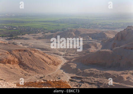 Vue depuis la montagne thébaine de vallée du Nil, l'Egypte, Louxor, Theben-West Banque D'Images