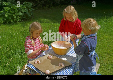 Cuisson pain aux fruits enfants Dread sort de pâte à pain et de framboises, Allemagne Banque D'Images