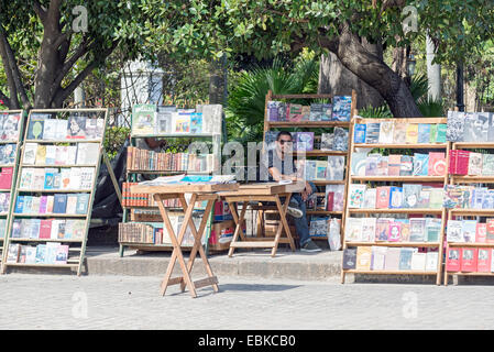 La HAVANE, CUBA - 5 mai 2014. Livres en vente sur le marché d'art et d'artisanat de La Havane, le 5 mai 2014. Banque D'Images