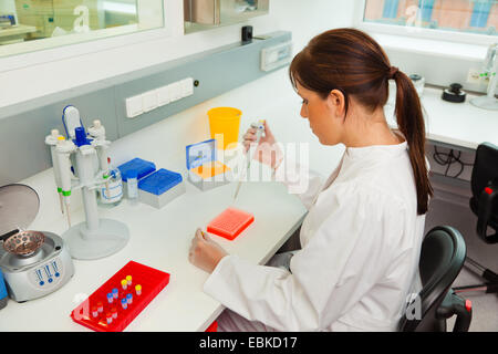 Jeune femme au travail en laboratoire de recherche Banque D'Images