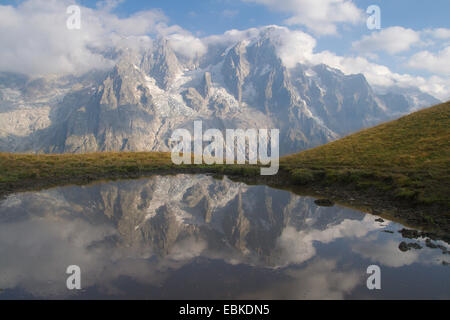 Les Grandes Jorasses, vue sur Mont de la Saxe, Italie Banque D'Images