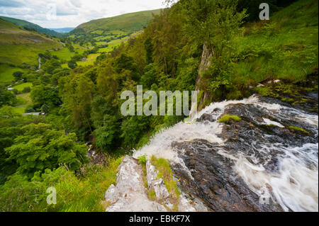 À la recherche sur le haut de Pistyll Rhaeadr cascade, Powys, Pays de Galles. Banque D'Images