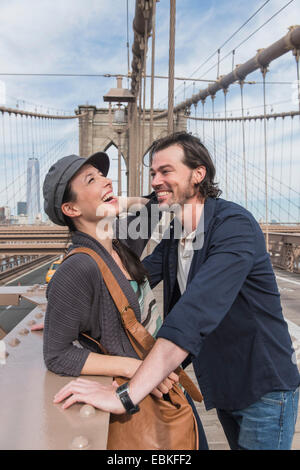 USA, l'État de New York, New York City, Brooklyn, heureux couple flirting sur pont de Brooklyn Banque D'Images