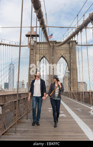 USA, l'État de New York, New York City, Brooklyn, Couple holding hands and walking sur pont de Brooklyn Banque D'Images