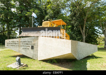 SANTA CLARA, CUBA - 9 mai 2014 : Le buldozer utilisé pour soulever les rails des chemins de fer au cours de la bataille de Santa Clara et les c Banque D'Images