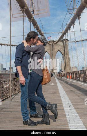 USA, l'État de New York, New York City, Brooklyn, heureux couple kissing on Brooklyn Bridge Banque D'Images