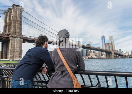 USA, l'État de New York, New York City, Brooklyn, Couple leaning against railing et à la Tour de la liberté à Banque D'Images