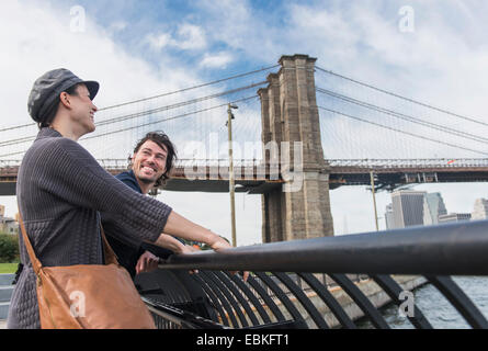 USA, l'État de New York, New York City, Brooklyn, Couple leaning against railing Banque D'Images