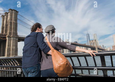 USA, l'État de New York, New York City, Brooklyn, Couple leaning against railing et à la Tour de la liberté à Banque D'Images