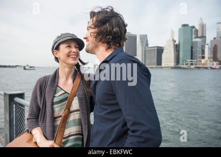 USA, l'État de New York, New York City, Brooklyn, Happy couple standing contre city skyline Banque D'Images