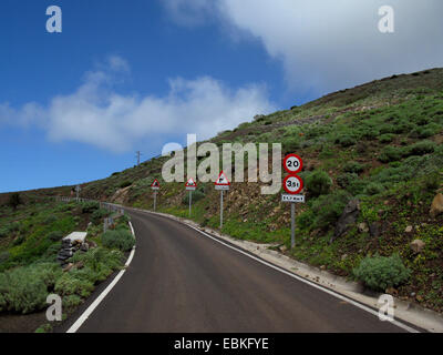 Jungle de signes à une nouvelle rue dans la vallée de Tazo, Canaries, Gomera Banque D'Images