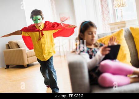 Enfants (6-7) jouant à la maison Banque D'Images