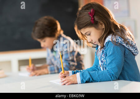 Élèves (6-7) l'apprentissage en classe Banque D'Images