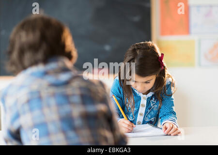 Élèves (6-7) l'apprentissage en classe Banque D'Images