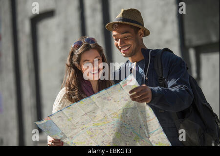 Couple on street Banque D'Images