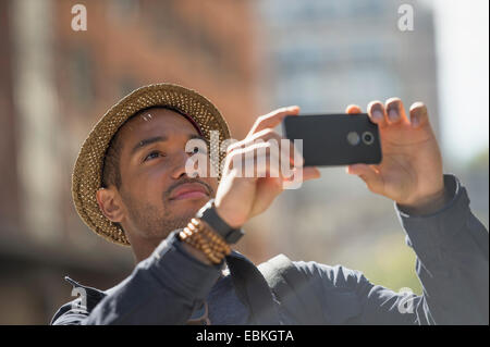 Man taking photo sur street Banque D'Images