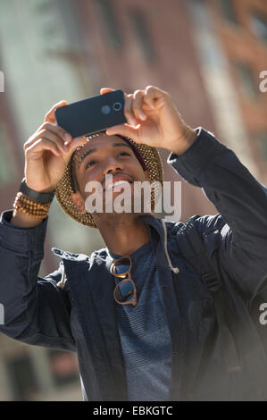 Man taking photo sur street Banque D'Images