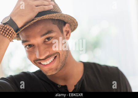 Portrait of smiling man in straw hat Banque D'Images