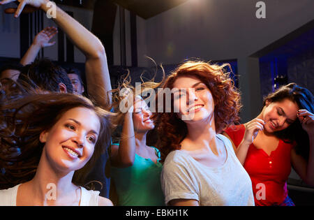 Smiling friends dancing in club Banque D'Images