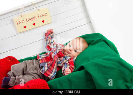 Noël bébé garçon en blanc boîte-cadeau Banque D'Images