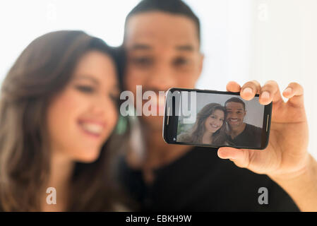 Heureux couple taking selfies Banque D'Images