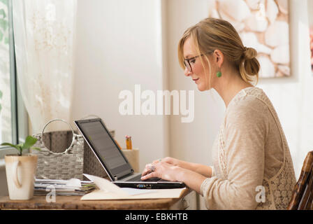 Femme travaillant avec un ordinateur portable Banque D'Images