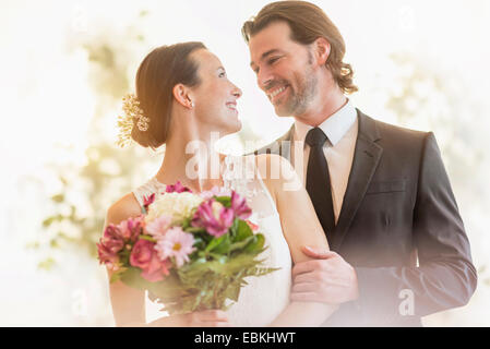 Mariée et le marié à célébrer leur mariage Banque D'Images