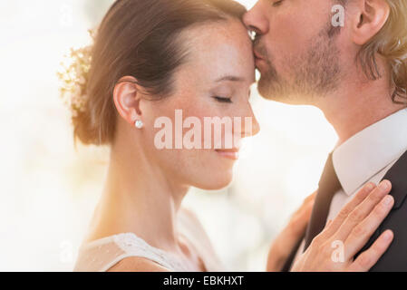 Groom kissing bride Banque D'Images