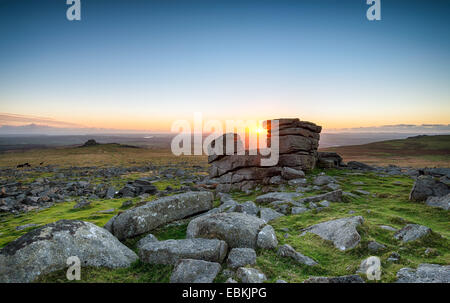 Coucher du soleil à agrafer Tor un granite rock formation sur le parc national du Dartmoor dans le Devon Banque D'Images