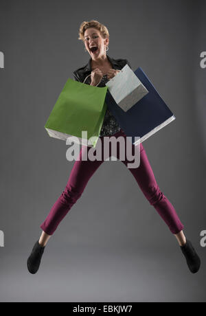 Studio shot of woman with shopping bags Banque D'Images