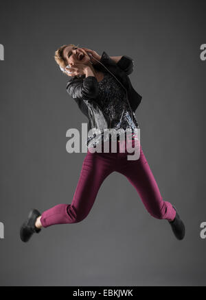 Studio shot of woman jumping Banque D'Images