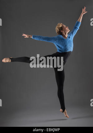 Studio shot of female ballet dancer Banque D'Images