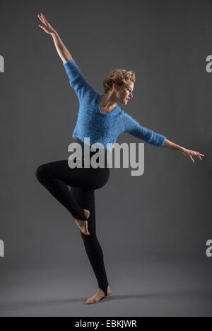 Studio shot of female ballet dancer Banque D'Images