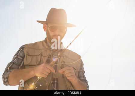 Portrait d'homme tenant la canne à pêche Banque D'Images