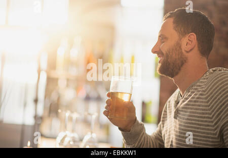 Vue de côté de l'homme avoir verre au bar Banque D'Images