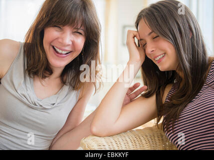 Portrait de maman et teenage girl (14-15) laughing at home Banque D'Images