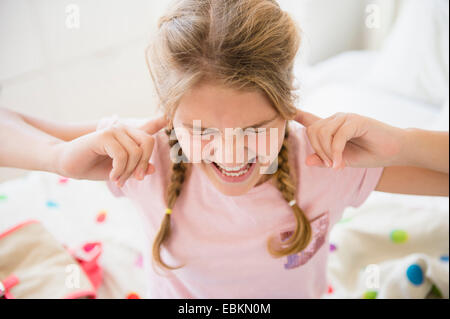 Angry girl (12-13) dans la chambre Banque D'Images