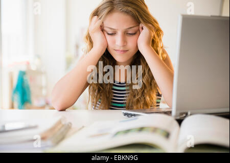 Girl (12-13) doing homework Banque D'Images