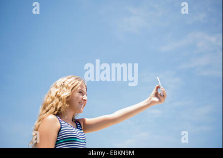 Girl (12-13) prenant selfies Banque D'Images