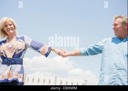 Portrait of smiling couple holding hands Banque D'Images