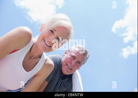Portrait of smiling couple against sky Banque D'Images