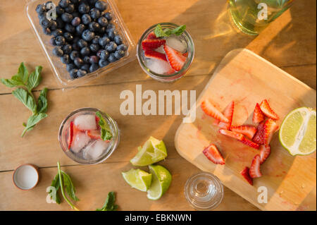 Studio shot of cocktail aux fruits Banque D'Images