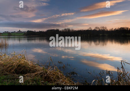 Coucher de soleil sur le Grand Lac à Castle Howard à la mi-hiver. Banque D'Images