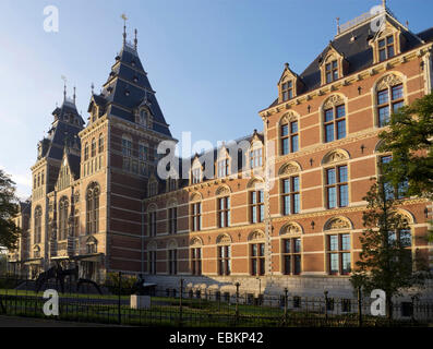 Rijksmuseum à Amsterdam présente une architecture étonnante sous un ciel doré de coucher de soleil. Pays-Bas Banque D'Images