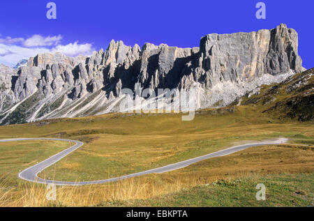 Le Passo di Giau, Lastoi de a Rapp et Croda da Lago en arrière-plan, l'Italie, le Tyrol du Sud, Dolomiten Banque D'Images